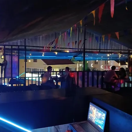 FULL MOON HOSTEL sky bar PARTY in Pub Street el rincón Español
